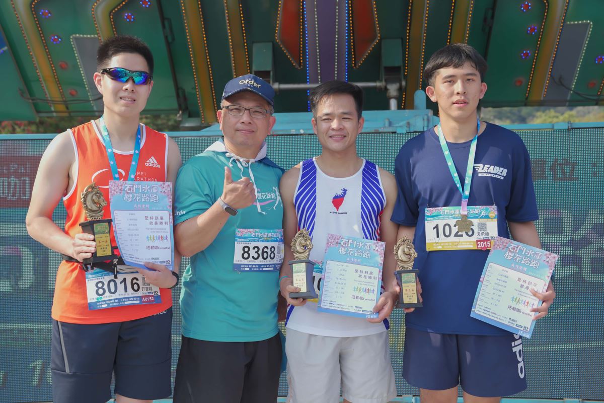 歐德舊客戶,參賽者許智翔(左一)「21km 半馬組」跑出第一名好成績,接受歐德集團總經理江衍欣(左二)頒獎。