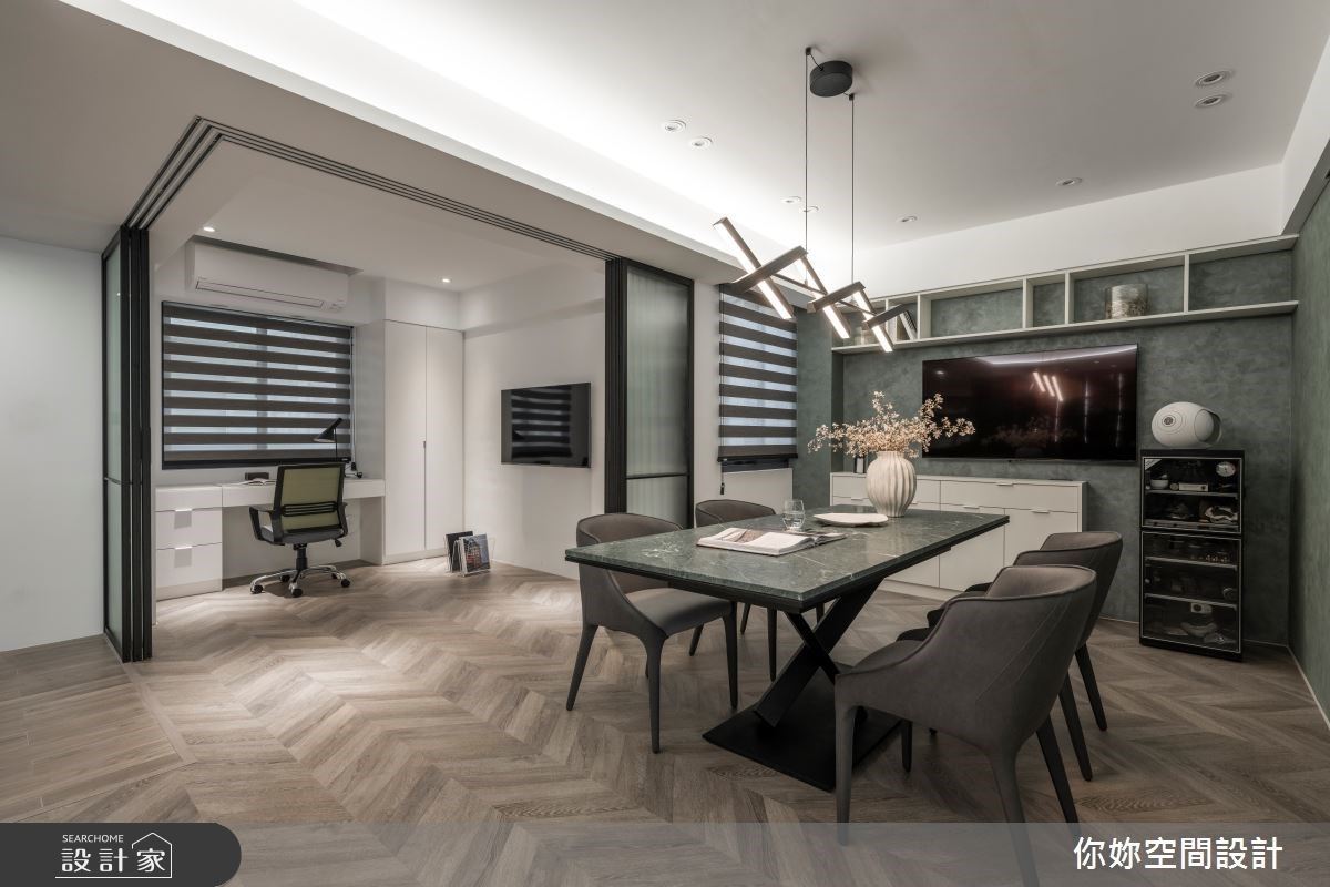 因應屋主的導演身分,設計師預留足夠的空間裝設網路設備、電視螢幕和音響,讓屋主在工作時處處都能順暢地連上網路,毫無阻礙地播放影音。
