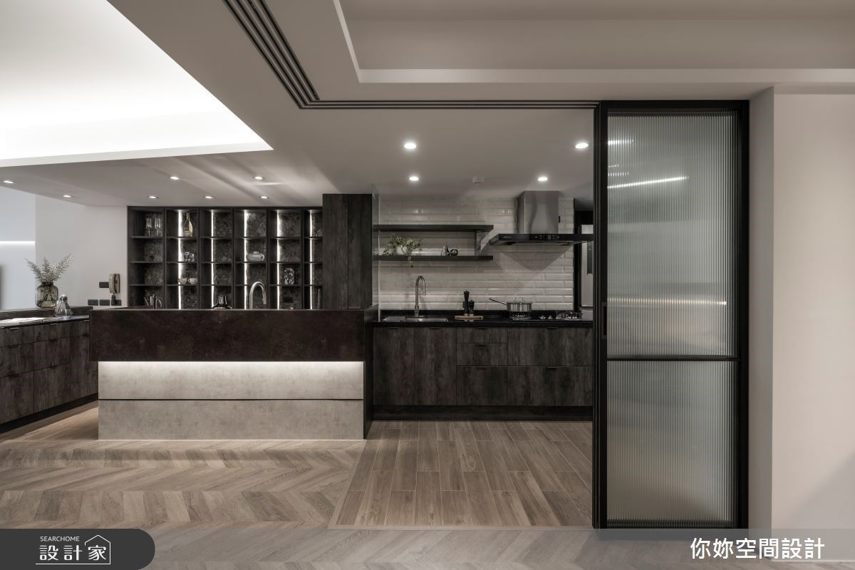 廚房分割出吧台茶水區和熱炒區,讓熱食和茶水能區隔開來,並在廚房水區安裝排水系統。