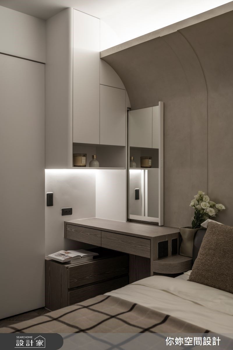 主臥選用溫潤的顏色和木作材質,搭配化妝台和可收納的拉鏡,兼具美觀與功能。