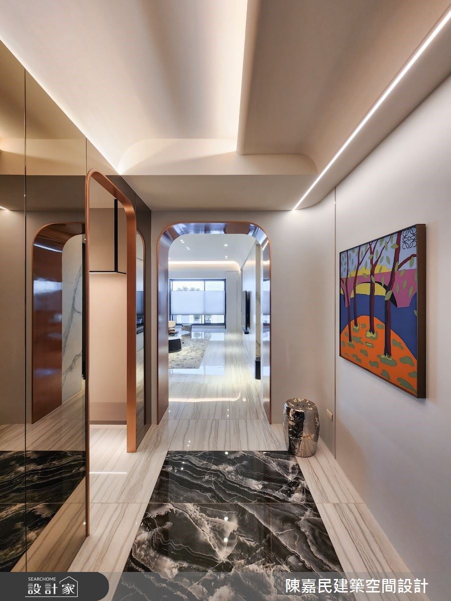 玄關以深色大片瓷磚鋪陳迎賓區，衣帽間以溫暖的大地色系鋪敘，可放置行李廂、賓客物品等。