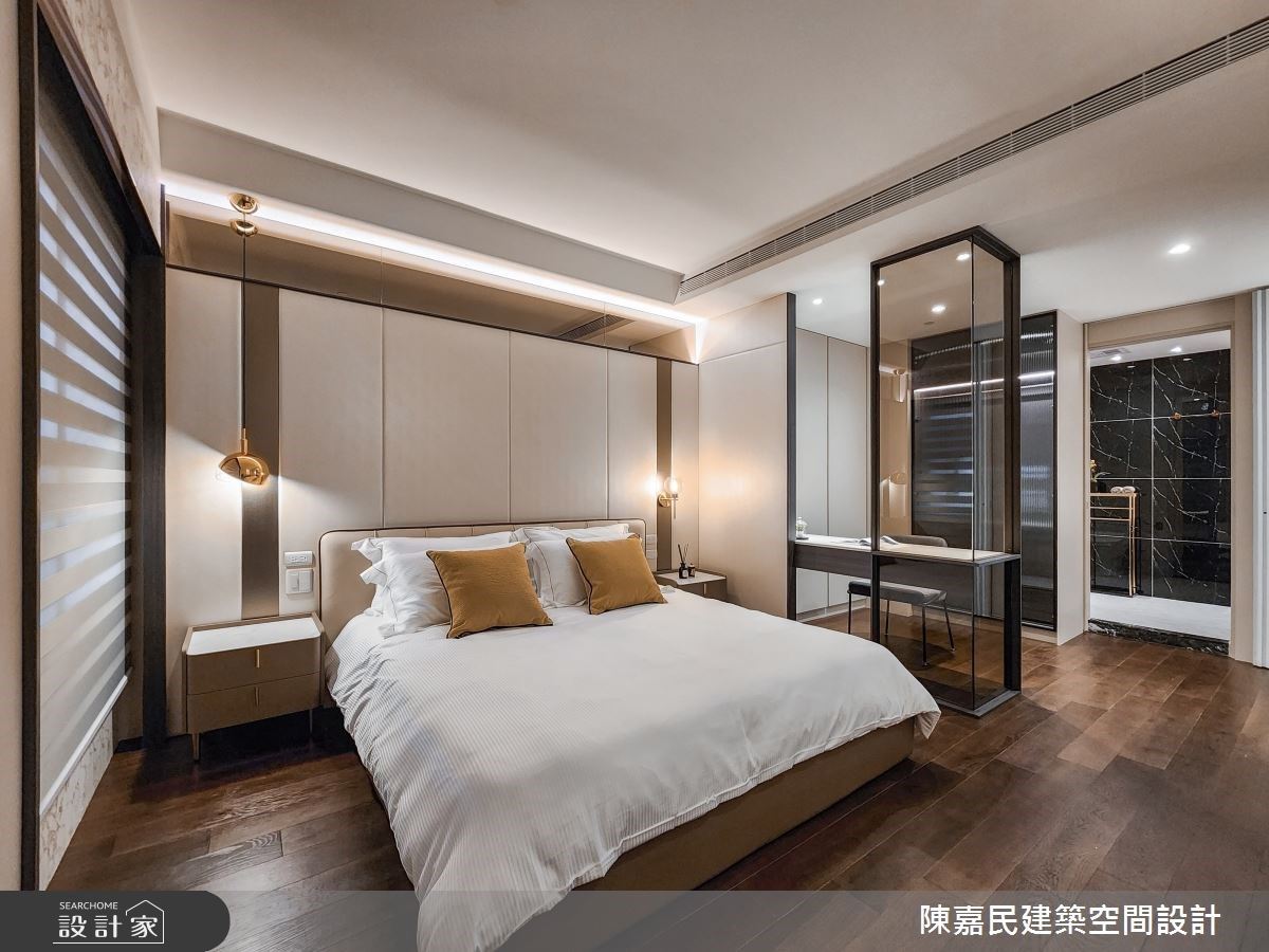 次主臥入門先看到的是開放的更衣室，透過玻璃和鐵件與睡眠區做為區隔，運用間接照明和優雅的皮革營造舒適的睡眠環境。