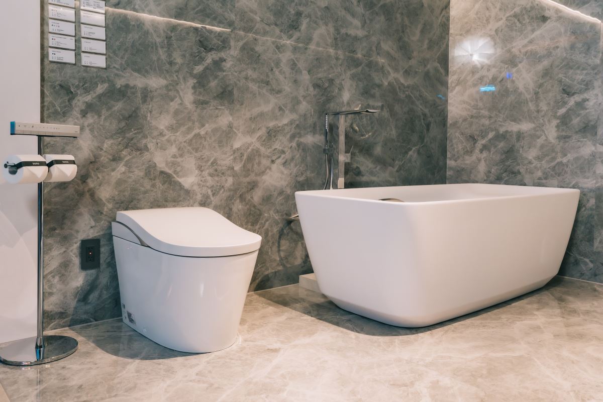TOTO 台北旗艦「奢華別緻」展間以大理石材質,搭配 NEOREST LS 一體形除菌全自動馬桶,側邊光澤金屬飾條與空間金屬色調相呼輝映,營造怡然雅緻的氣氛。