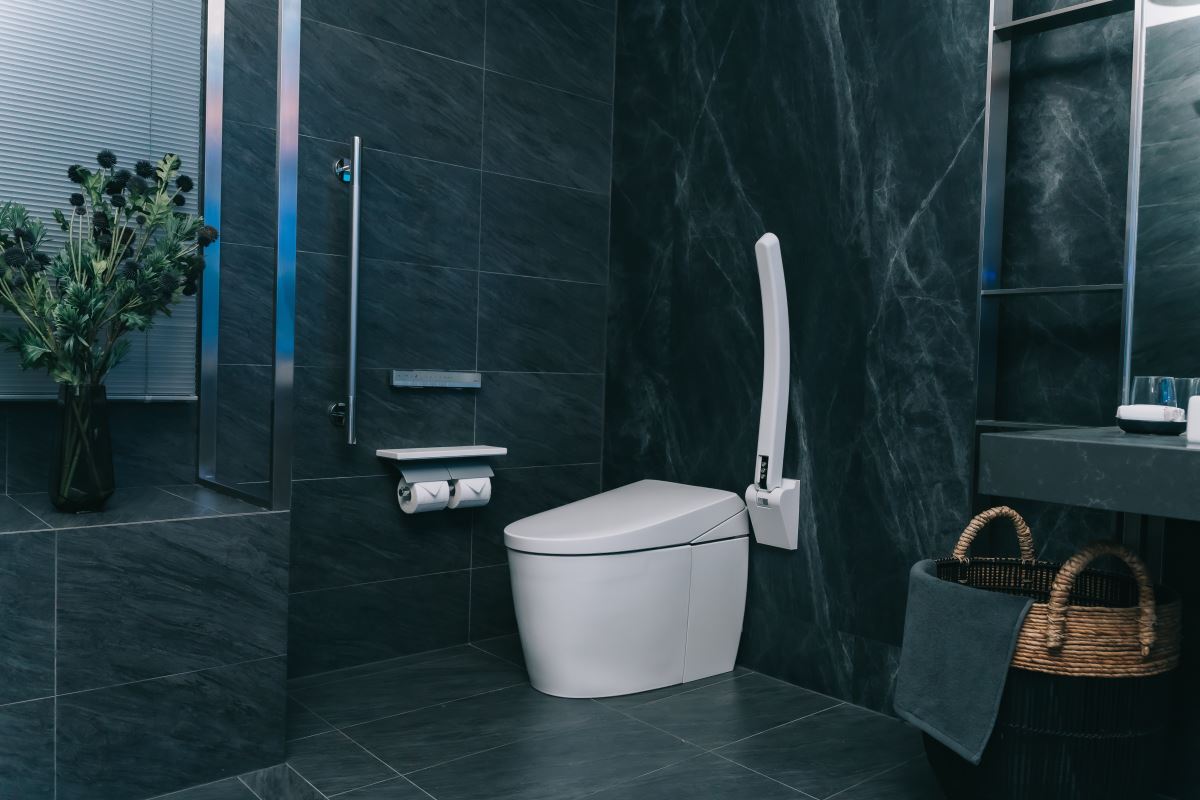 TOTO 台北旗艦店「摩登現代」風格展間,選用大面積中性色調磁磚,揉合 NEOREST AS 一體形除菌全自動馬桶的俐落外型,整體空間簡約時尚。