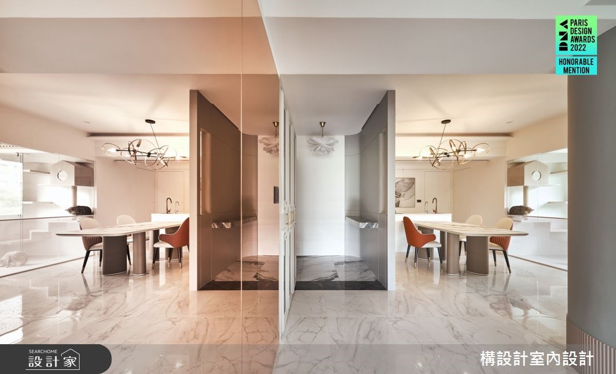 入門玄關處劃出45度的圓角造型，黑、白紋理的大理石地坪創造低奢感