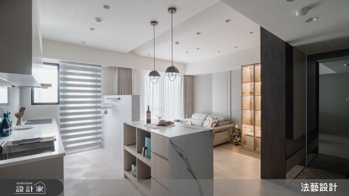 石材質感的電視牆結合中島，下方增設抽屜及收納，半高輕隔間視感放大，同時滿足廚房與客廳的需求