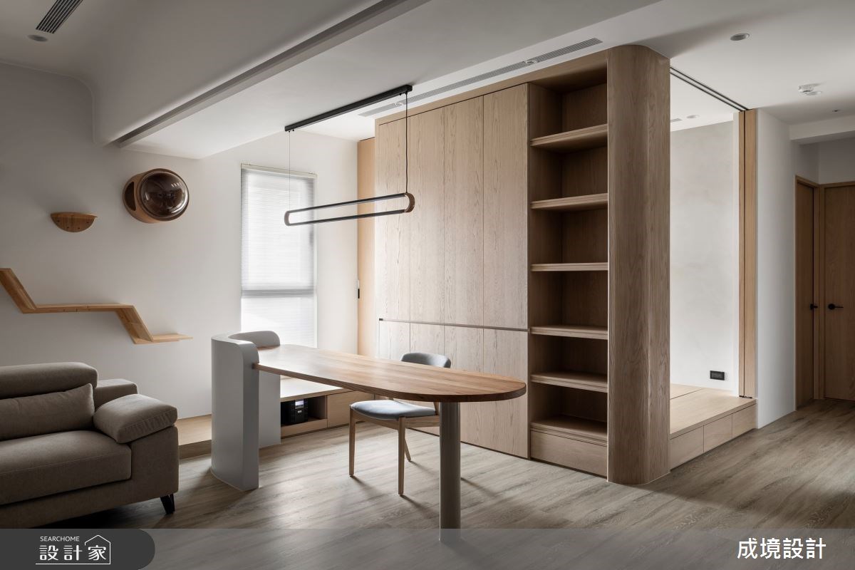 兩扇木質活動門與收納櫃圍塑出客房，形成回字動線