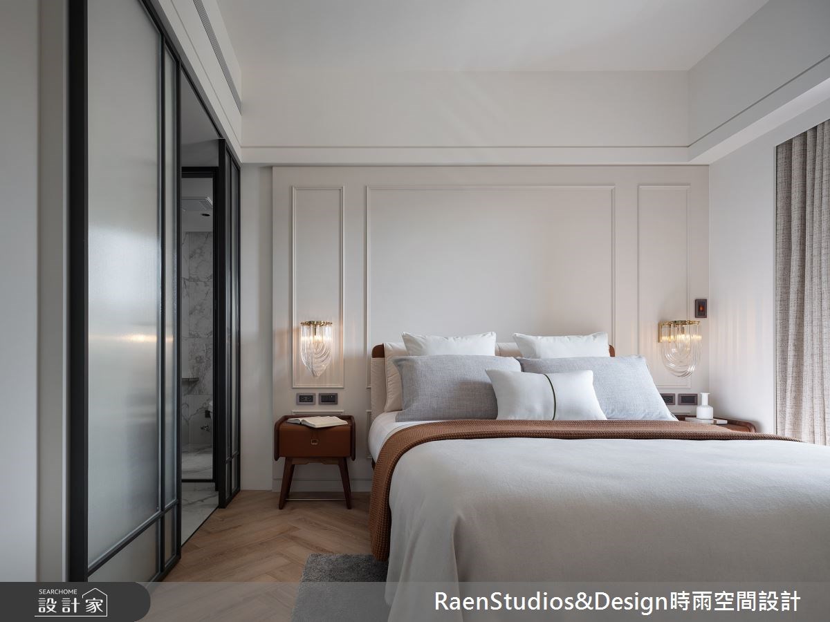 主臥新增淋浴間並以小冰柱玻璃滑門與臥房區隔，保有隱私兼具時髦感