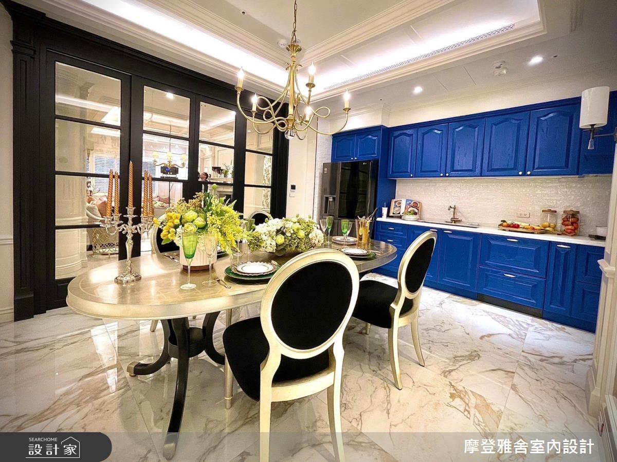 客廳與餐廚之間的黑色玻璃金屬拉門,除了契合歐式風格主題,更為了阻擋油煙、隔音與打造優良冷房效應而生。