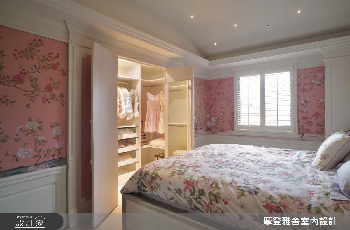 主臥將橫樑隱藏在更衣室中,並採用圓弧設計修飾,天花的星空燈光設計呼應了女主人的座艙長職業,更彰顯法式風格。