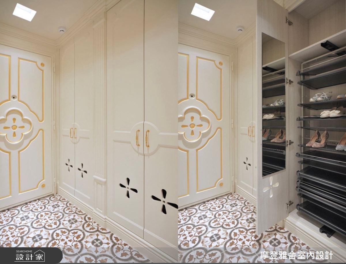 玄關四片櫃門同樣秉持對襯均衡的原則,前面旨在遮擋電箱、後方則是訂製鞋櫃。