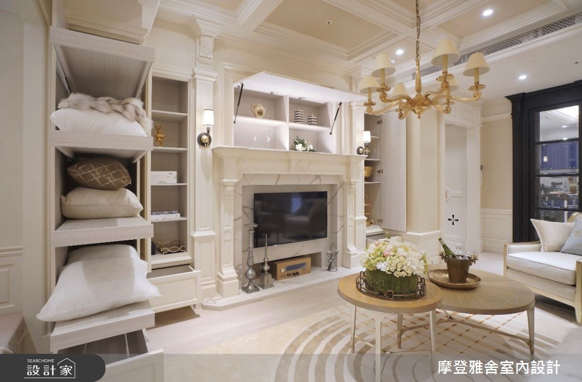 從玄關一路延伸到端景電視牆上方的大樑,設計師以門斗與線板完整修飾;並將下方的壁爐、壁燈、柱頭處皆放滿隱形收納,徹底滿足大量收納需求。