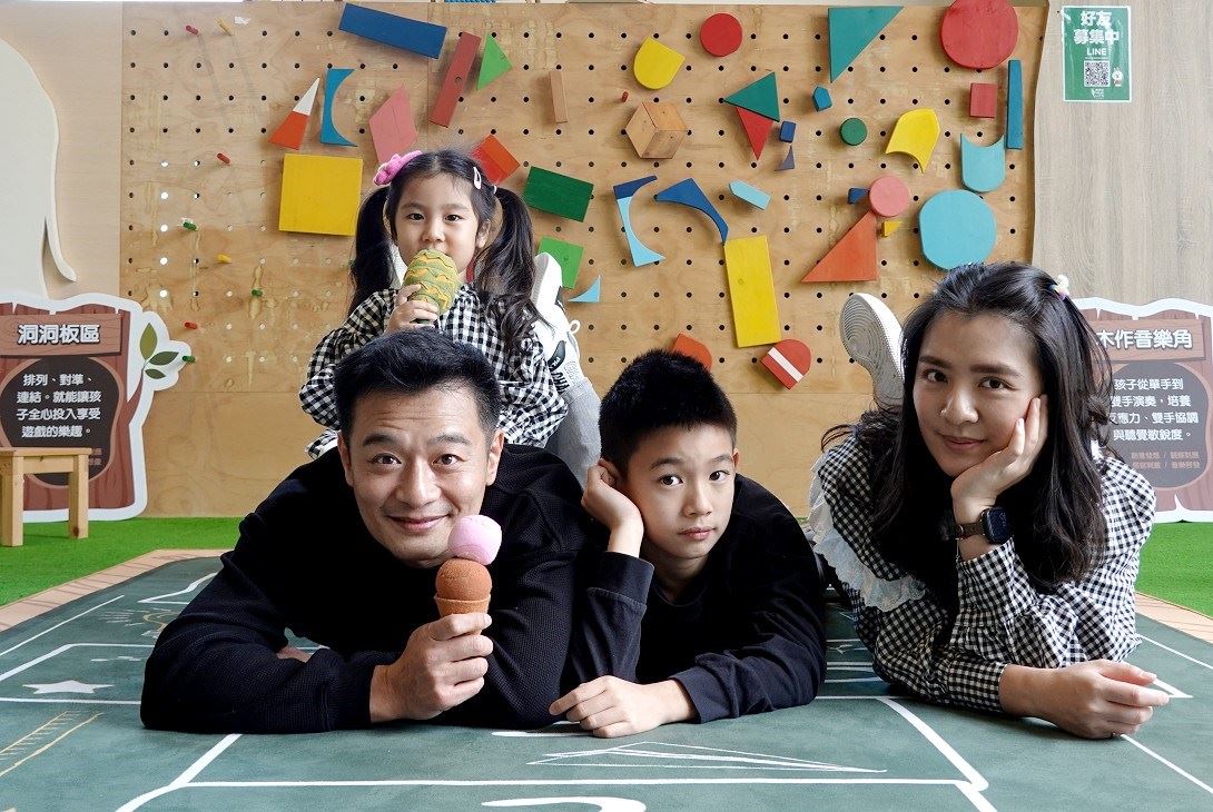 一進到「木作森活城堡遊戲區」,林佑星全家看到各式各樣的木製遊具,便玩心大起,直呼太有趣了。
