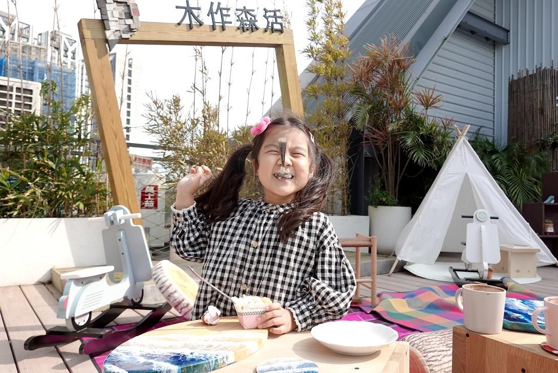 不用大老遠跑到山上、公園人擠人,在「木作森活戶外遊樂區」就可以野餐、嬉戲,享受舒適愜意親子時光,讓林佑星的女兒小花,開心的不得了。