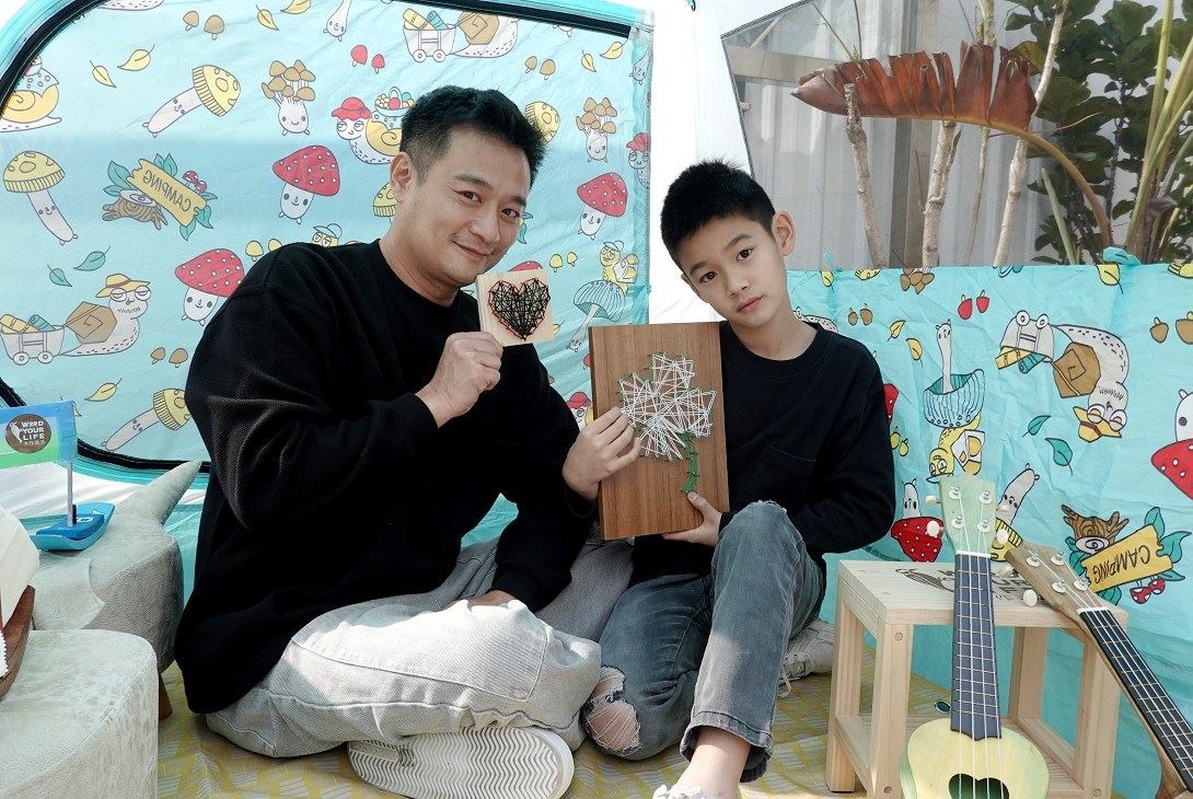帥氣兒子龍龍(右)看到木作森活「森活釘線畫」、「森活小船」、「果實烏克麗麗」、豐富的手作課程,直呼好棒都想嘗試,爸爸林佑星答應讓他一票玩到底。