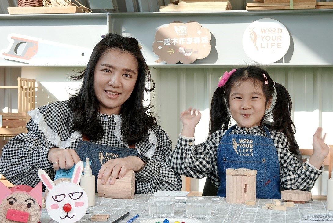 小妏(左)和女兒小花體驗「森活存錢筒」手作課程,卻被寶貝的童言童語、裝小豬的大鼻孔逗得開懷大笑。