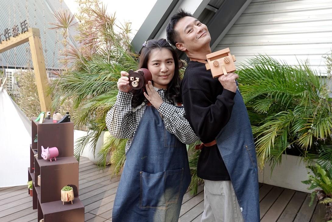 「森活好幫手」,特殊的手機擴音架構造,讓林佑星也忍不住大聲把「愛」說出來。