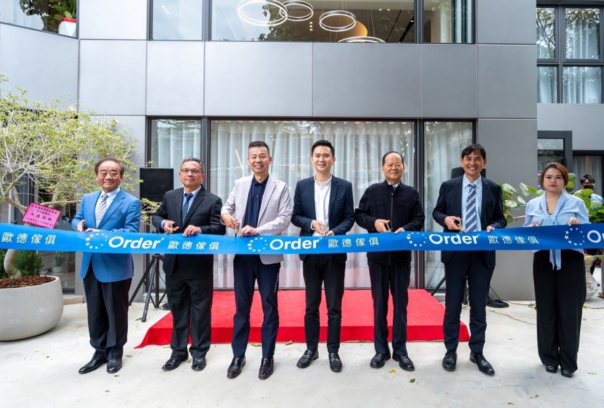 歐德集團董事長陳國都(左三起)、竹北市市長鄭朝方、台灣省諮議會諮議長鄭永金、清華大學丘宏昌教授等多位貴賓蒞臨歐德竹北旗艦店開幕。