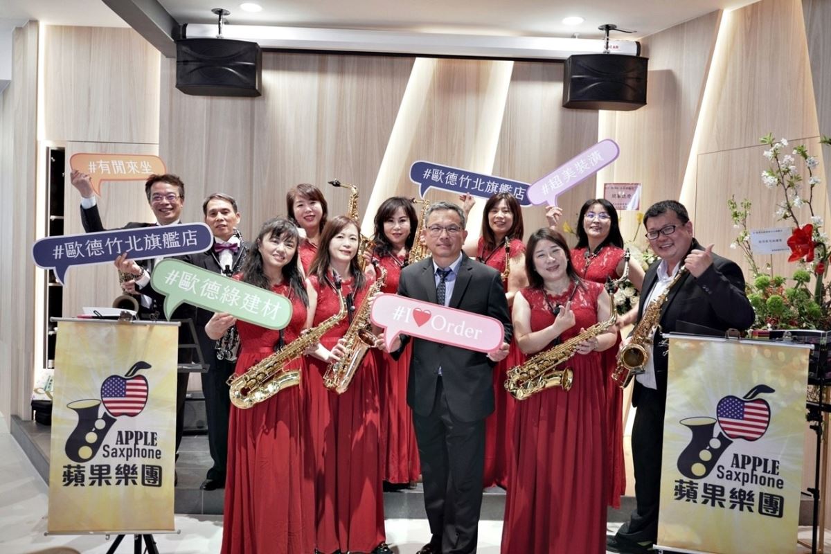 歐德傢俱江衍欣總經(前排中)談及竹北旗艦店設計理念，結合咖啡廳與展演廳，融入竹北地區獨特的文化元素，以打造自然舒適的複合概念店，歡迎好鄰居有閒來坐坐。