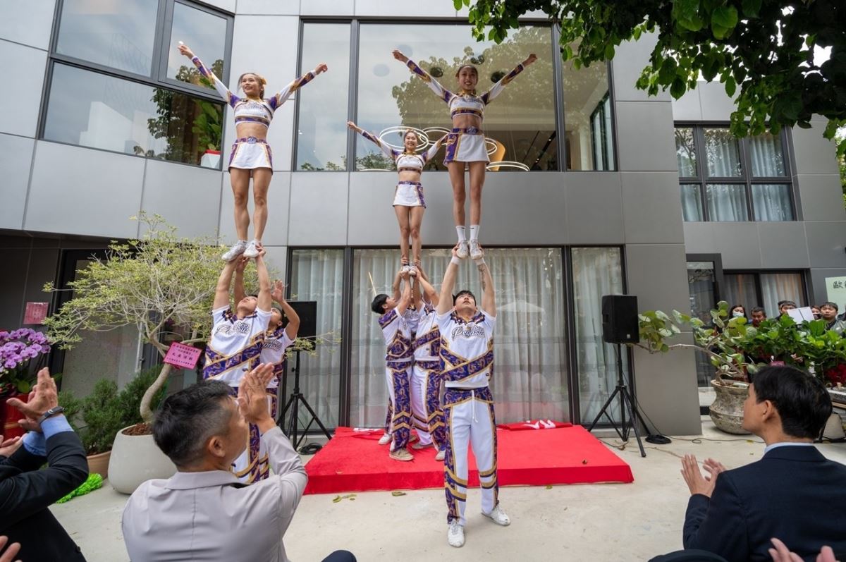 頗負盛名的中華大學競技啦啦隊精彩演出，為歐德竹北旗艦店開幕揭開序曲。