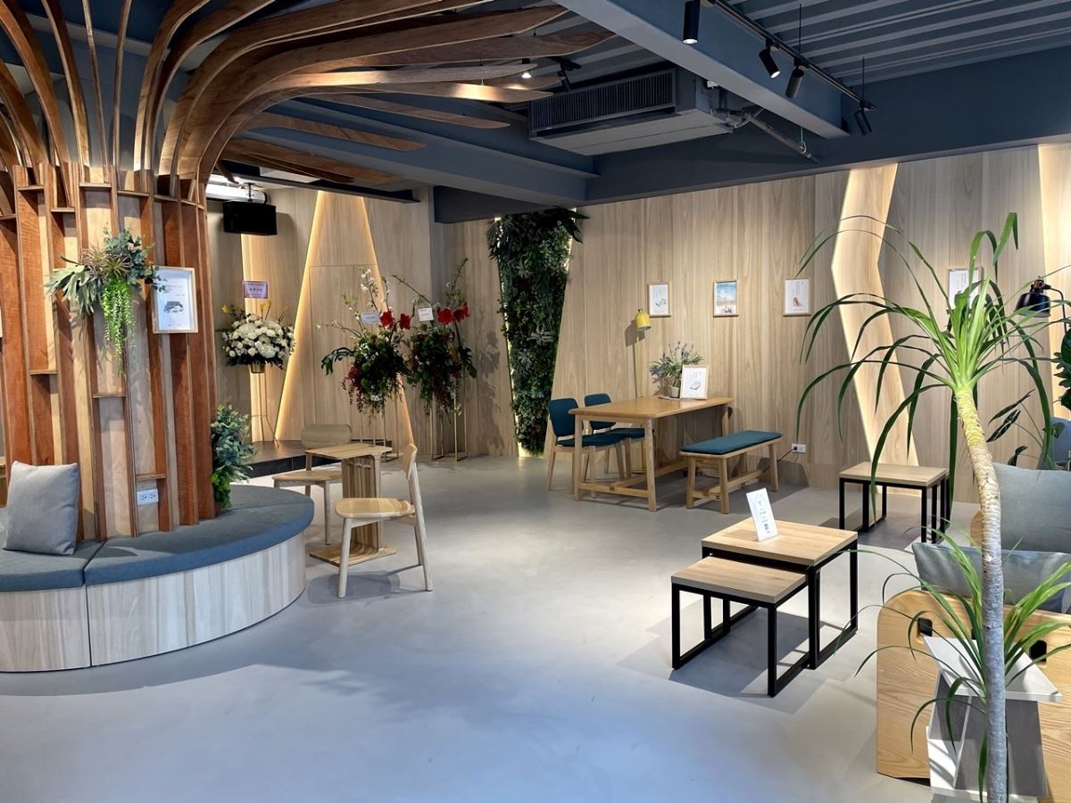 改建後的歐德竹北旗艦店煥然一新，以親近環境的設計，結合有人情味的咖啡廳呈現「客來奉茶」的共好精神，服務在地消費者，訂製美好居家。