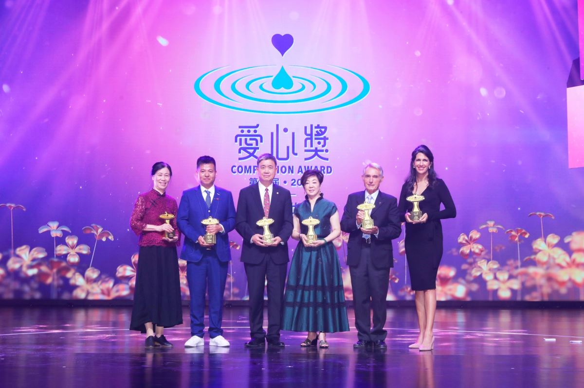 疫情前，6位得獎者同台拍合照。