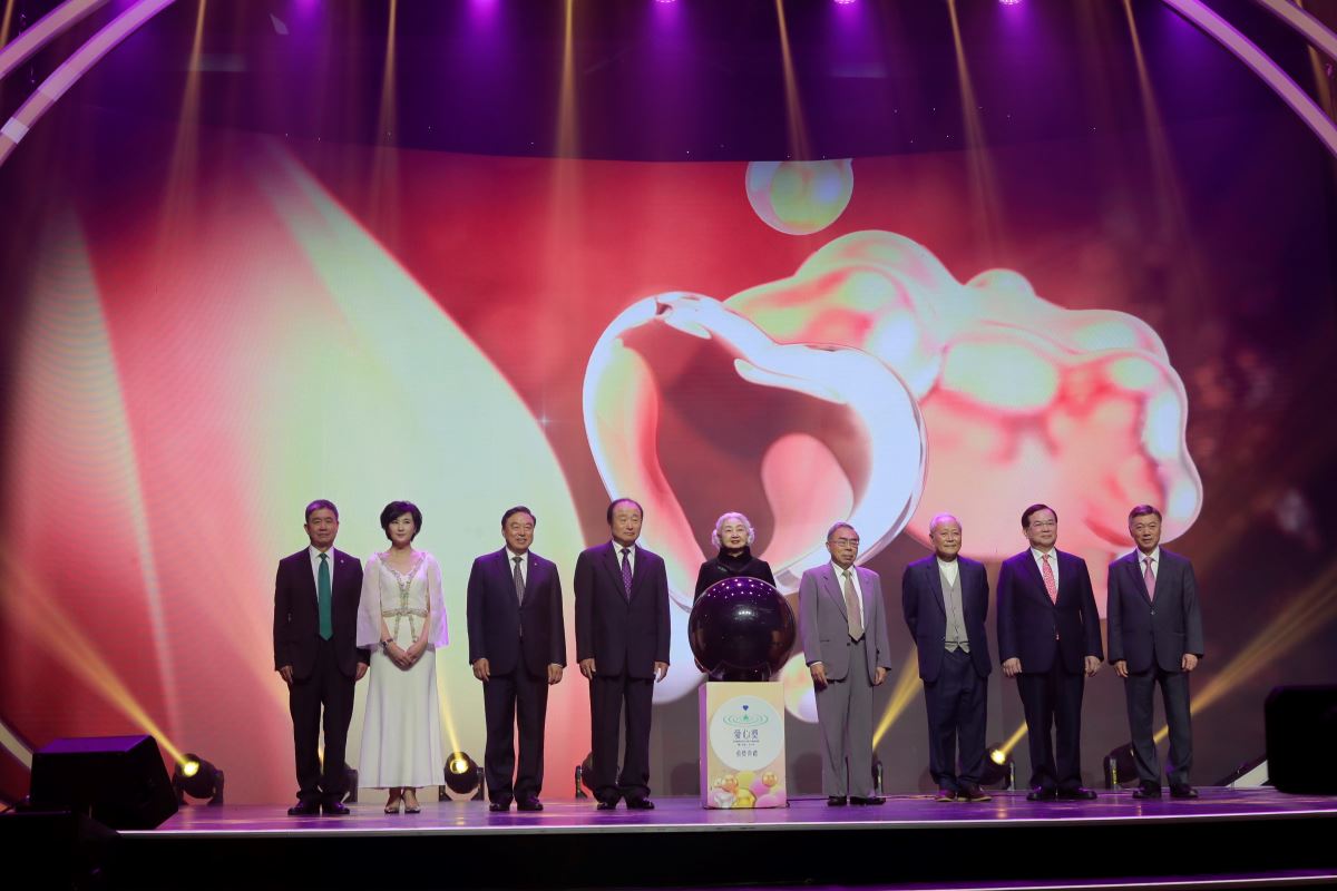 兩岸三地主禮嘉賓主持亮燈啟動儀式。