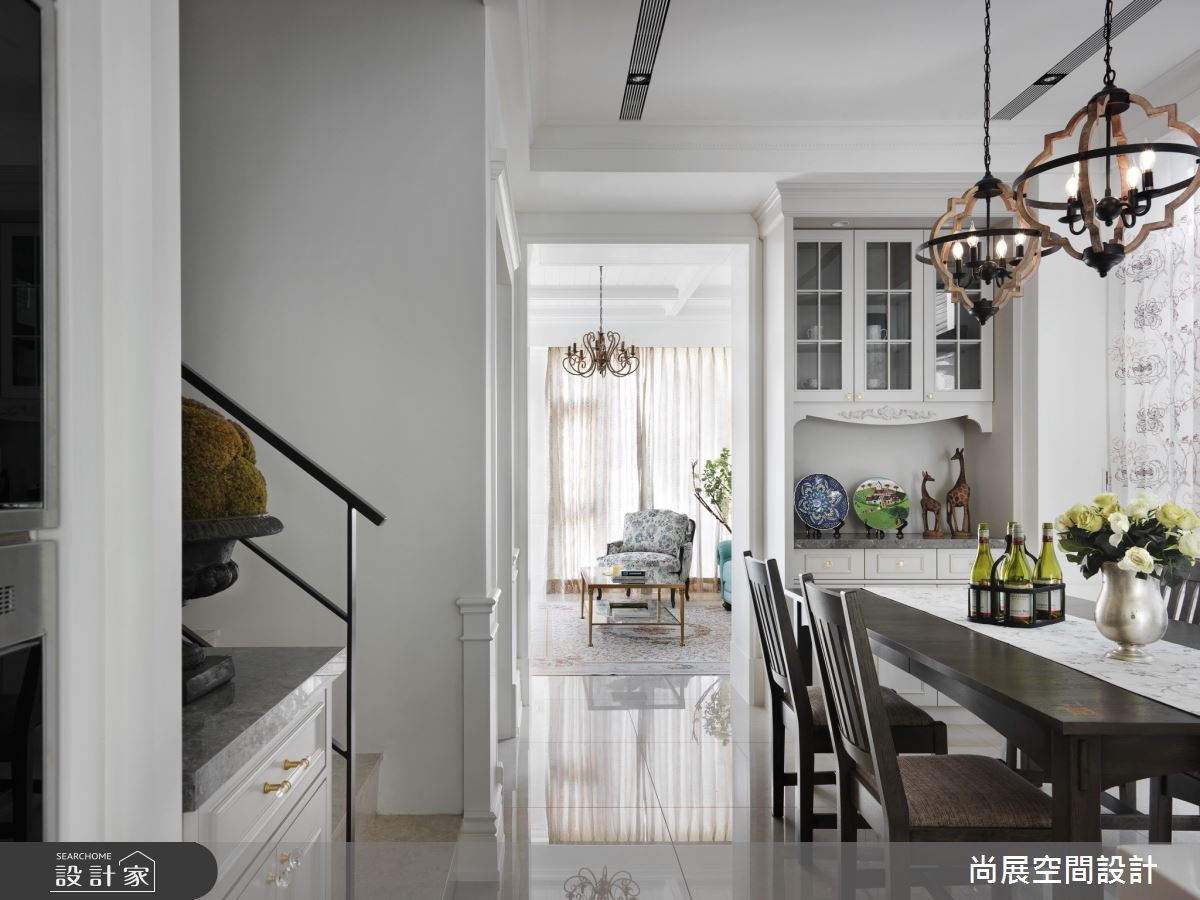 餐廳櫃體的雕刻手法,更凸顯美式鄉村的氛圍,使用灰調作為中繼色,進而增加豐富度與質感。