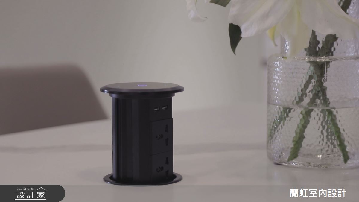 以訂製仿石紋的陶板餐桌結合升降插座的配置,讓餐桌空間可以更加符合屋主的需求,更延長用餐時間,享受慢生活步調。