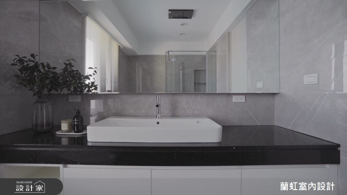 主衛浴配置了獨立浴缸,也加大了洗手台的尺寸,讓主浴空間達到屋主的需求,創造出寬敞且舒適的動線。