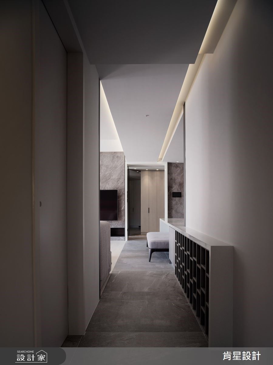 人造石餐桌拉長延伸下方成為馬克杯展示櫃,讓收藏陳列有更豐富的空間利用。