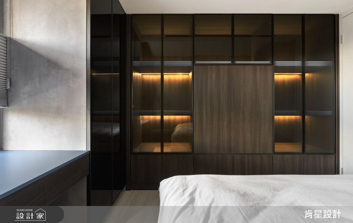 男孩房以藍色打造,床尾展示櫃以黑色木皮表現沈穩個性。