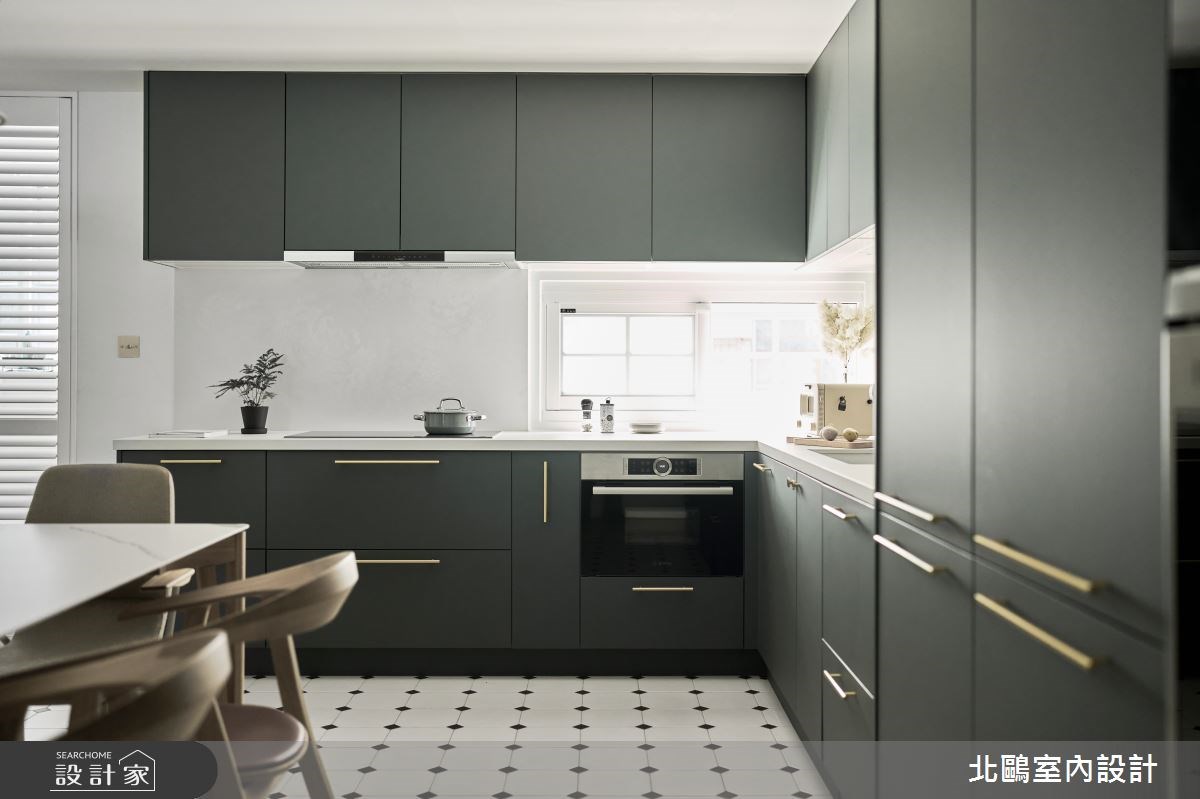廚房系統櫃面板顏色與材質很多元
