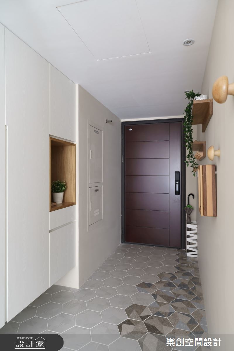 櫃體切齊總電源開關,讓牆面更平整。