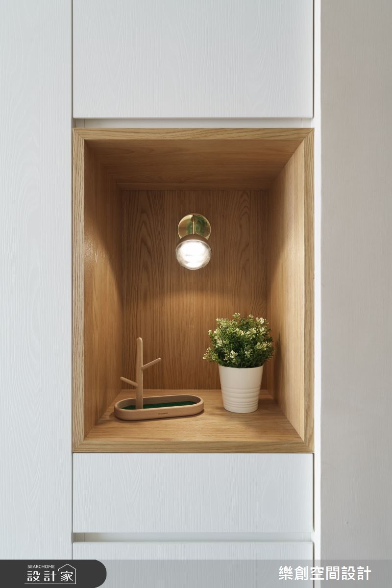 設計師幫我們規劃了鞋櫃和擺放小物的平台,另一面則有蘑菇型的掛鉤可以用來放置回家後換下的外套和包包。