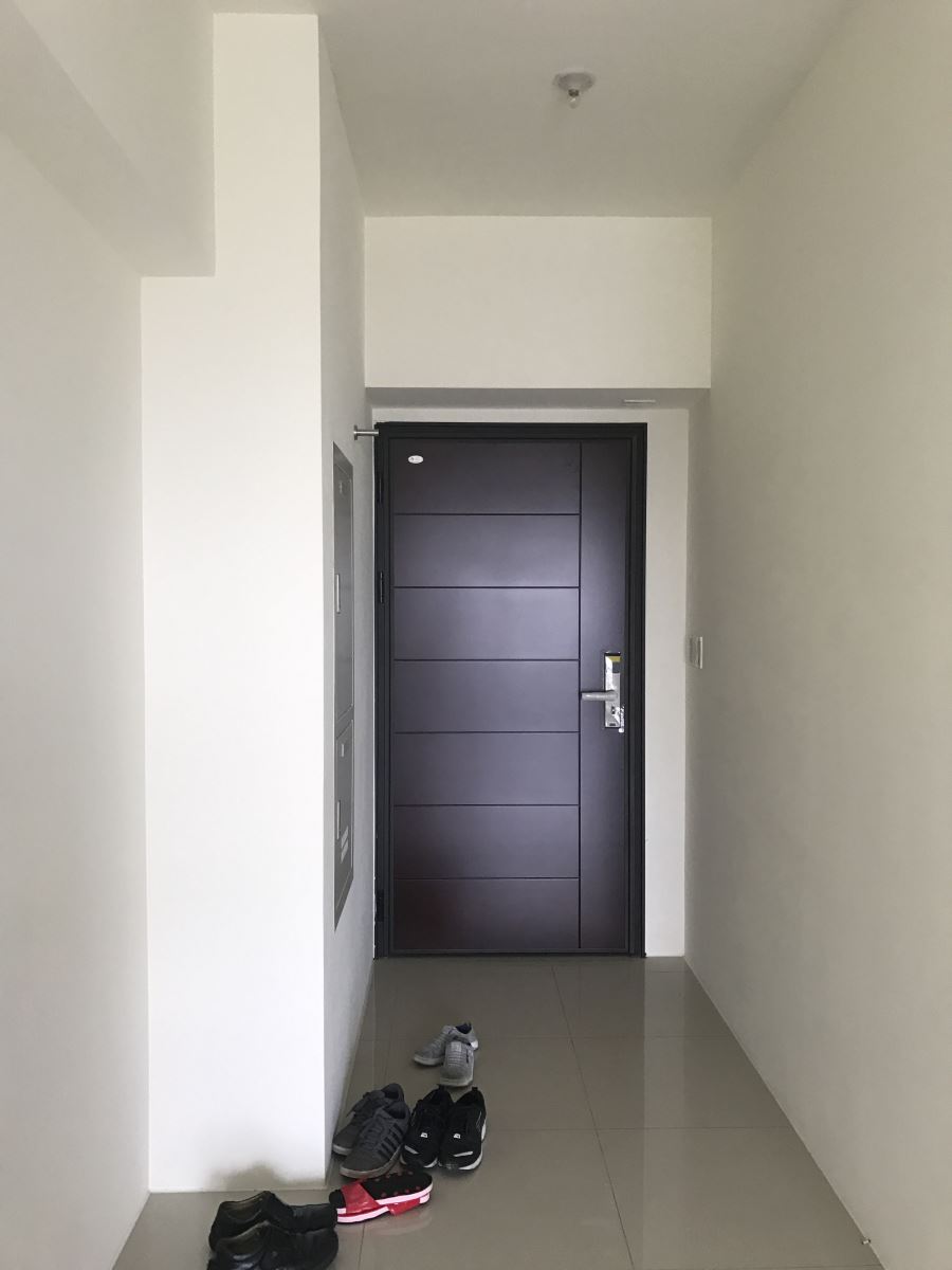 裝潢前的玄關。