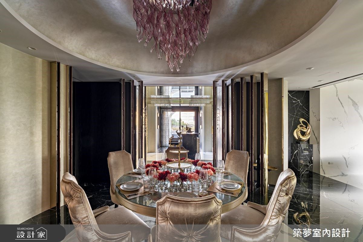 餐廳以義大利進口藝術漆為基底，透過穹頂天花板的弧度，引領視角仰望向上，而瑰紅色水晶燈飾的垂流而下則成為華麗耀眼的視覺焦點，並跳脫黑白大理石的冷冽，挹注明媚鮮豔的暖度色彩。