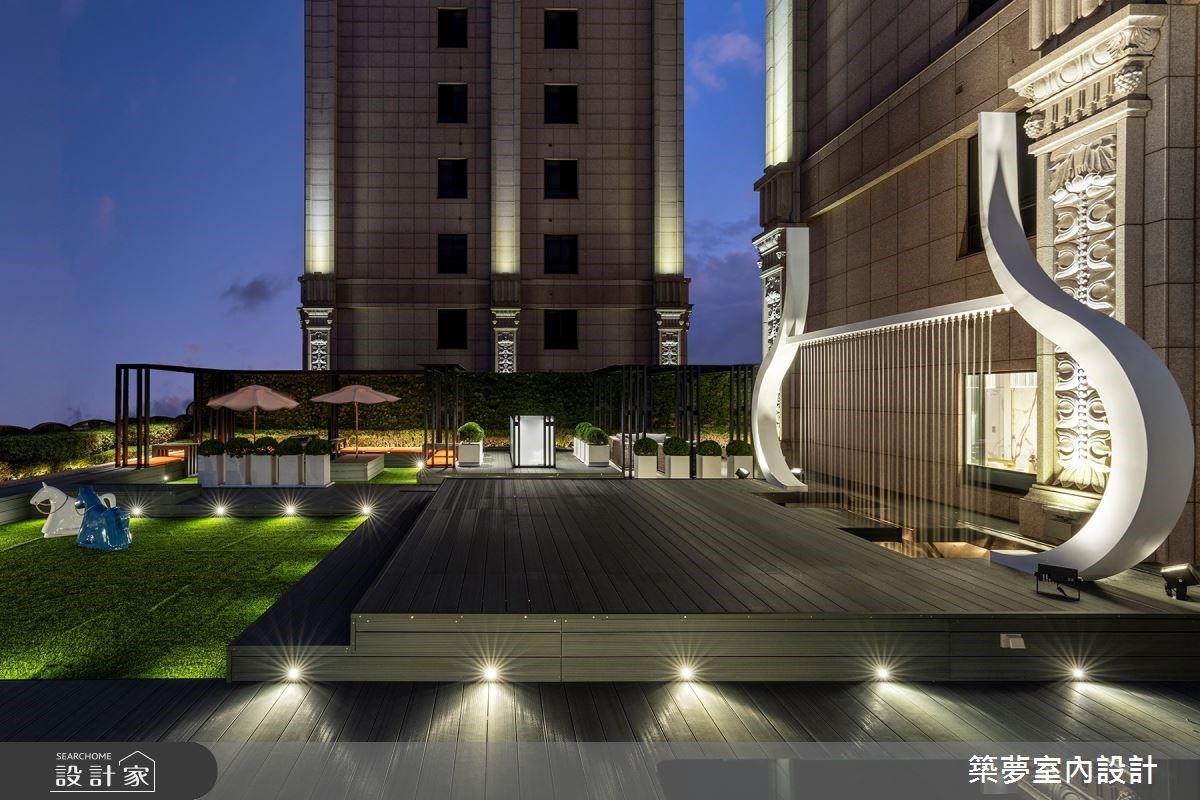 外部附有大型戶外露台，舞台造型融入希臘天神的里拉琴意象，以精湛的工藝技術，結合科技水幕和情境燈光，挹注優雅時尚的舞台視覺，可以滿足日常休憩和多元的聚會情境。