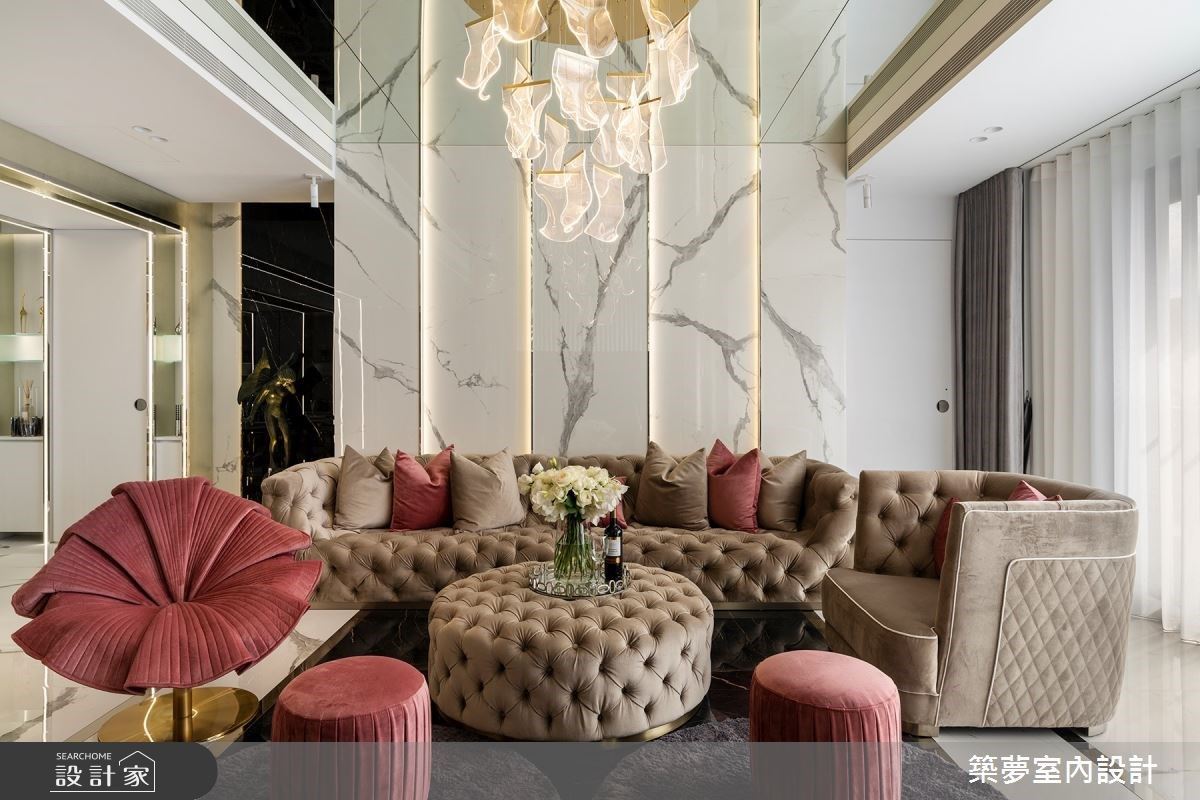 為跨世代女性角色所量身打造的高級訂製豪宅，設計師利用鏡面天花板、線性以及光影的延伸，突破空間的限制，創造出如夢似幻的優雅豪邸風景！