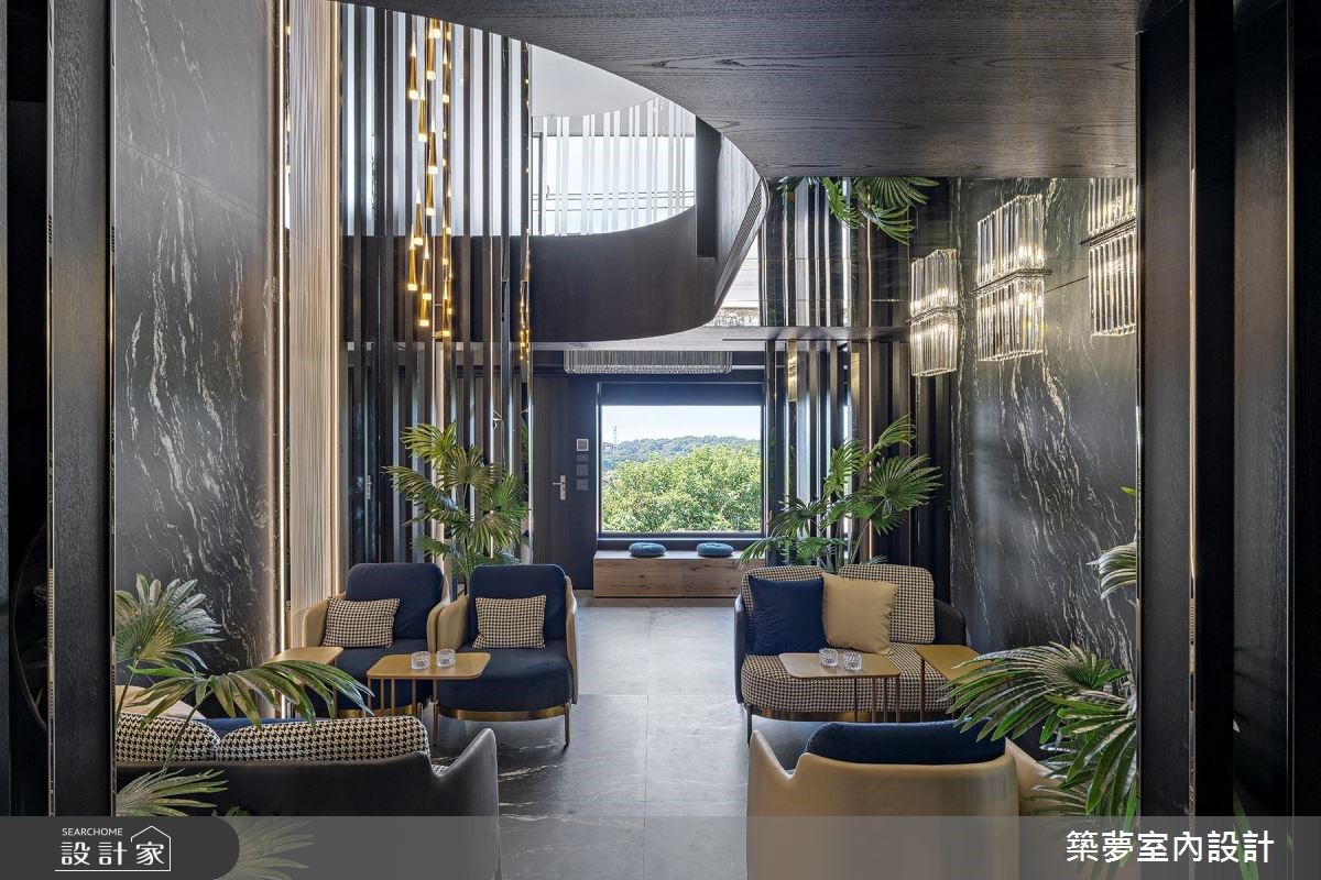 羅芳銘總監以挑空的天花板設計和格柵的延伸，連貫了一、二樓的視野高度，並為長型格局帶來更豐沛的明亮採光。