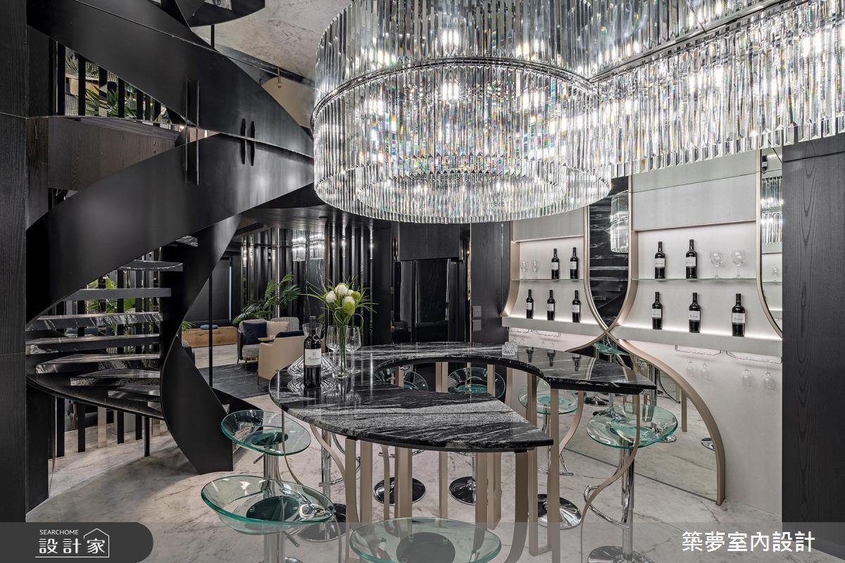 迎賓吧檯坐落於一樓底端，羅芳銘總監融入精緻的工藝手法，將線性的水晶重新排列圍塑在燈光之外，並採用鏡面天花板設計，讓奢華精緻的美學精神無限擴散延伸。