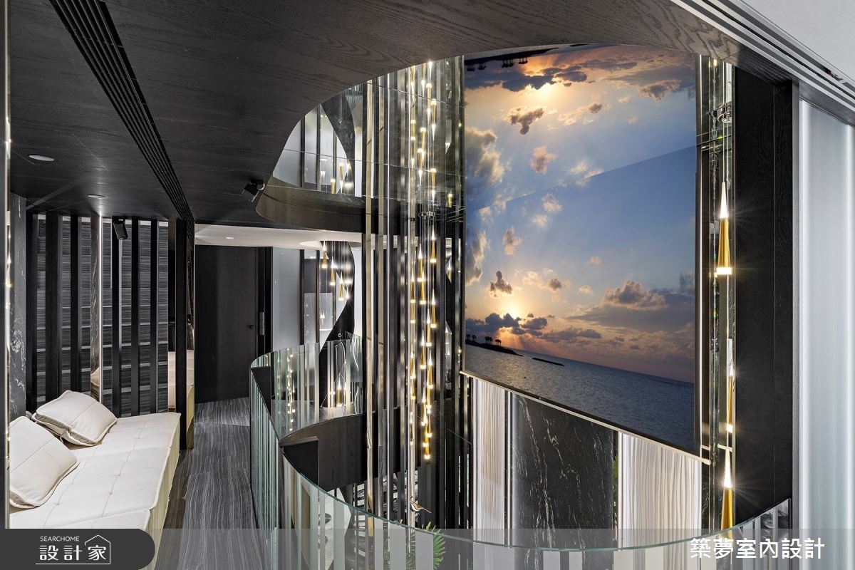 走上二樓區，羅芳銘總監將通往臥室的廊道轉化為空中電影院，挹注視聽娛樂機能，也更有效地利用空間坪效。