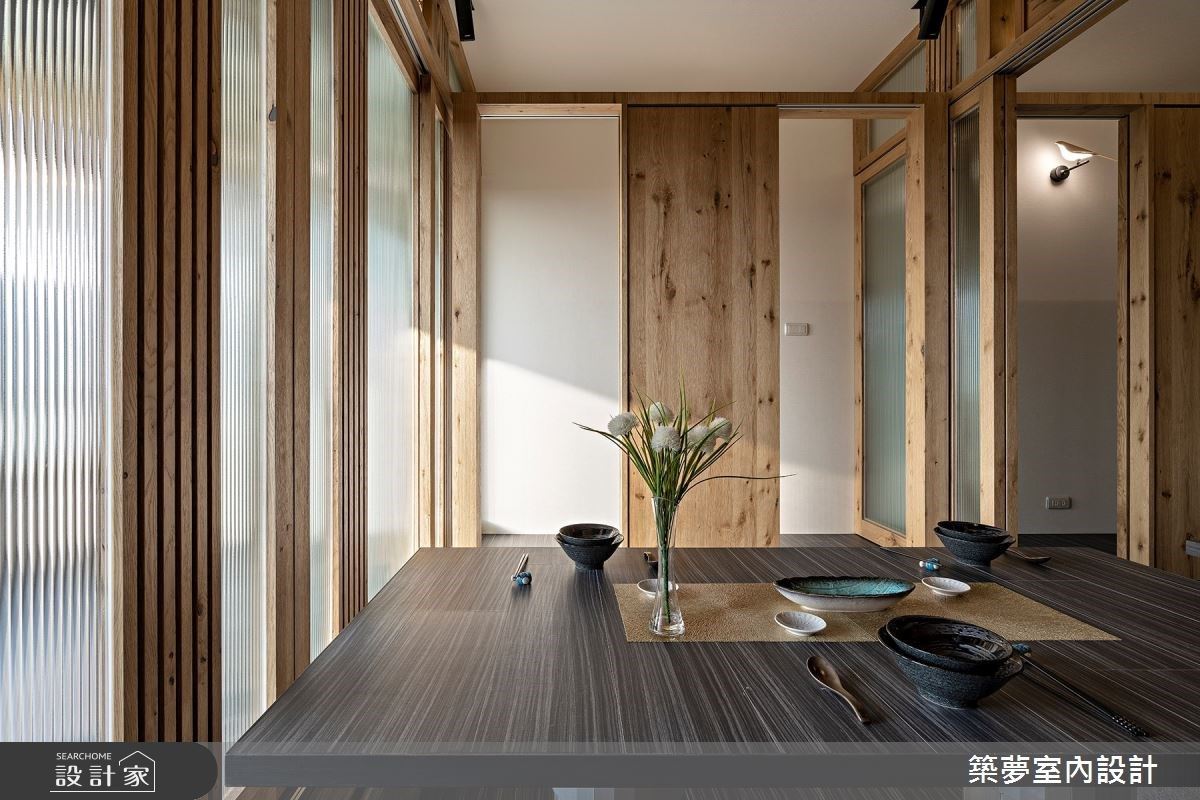 和室用餐區規劃於三樓，透過彈性的門片隔間和電動升降桌設計，可提供 18 人的餐飲服務，在夜間也能拆分為3間獨立的臥室。