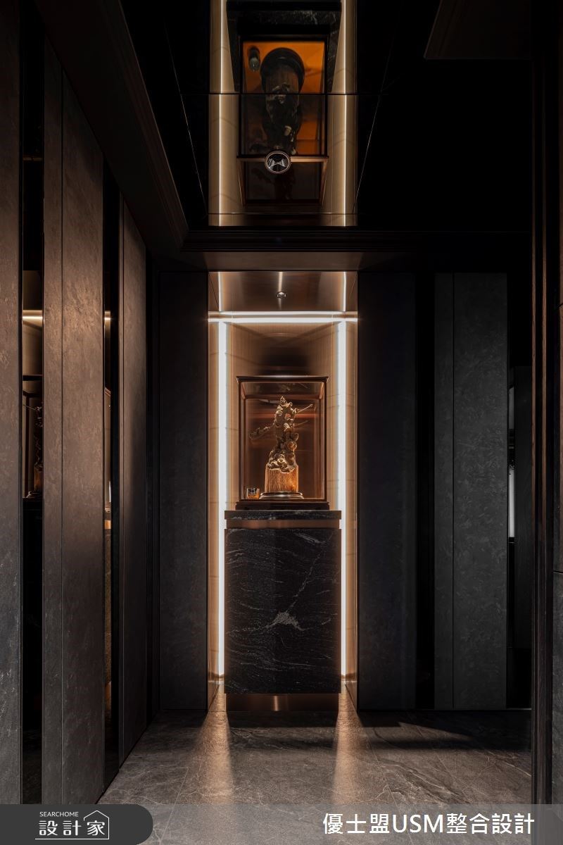 玄關整體採光明亮,結合屋主的收藏品,在進門處打造一方展示端景。