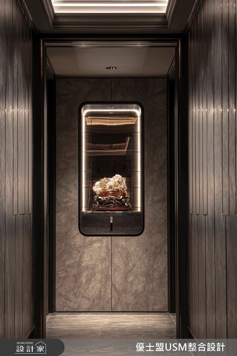 走道以鋼琴鍵造型做出外框,在石材上創造現代摩登的音樂符號,作為進入私領域的氛圍轉換。