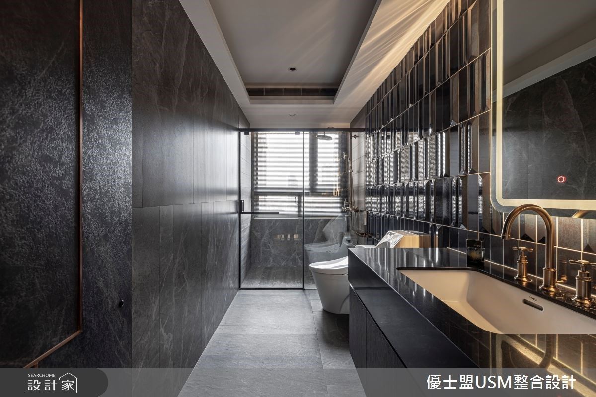 客浴以藍色磁磚拼貼打造高級飯店風格,淋浴區則使用石紋磁磚,呈現現代與自然的差異性。