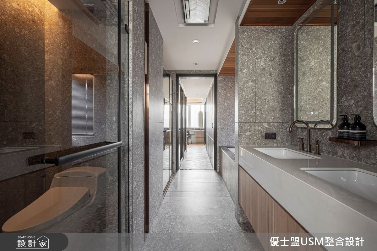 衛浴間將泡澡區規劃在靠窗的一側,淋浴及衛廁則分別規劃在對面側,並規劃了雙面盆讓夫妻使用更加方便。