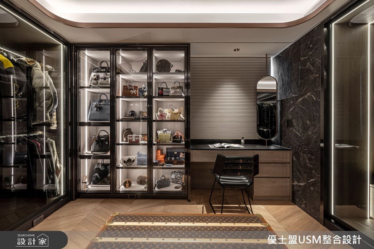 更衣室為女主人貼身規劃設計,透過灰玻璃櫃體兼顧收納與展示功能,櫃內皆配有除濕功能。
