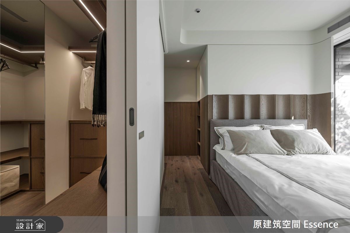主臥室擁有兩面落地窗，一面採用薄紗窗簾，另一面則以拉門做視覺阻隔，成為穩定的面體。