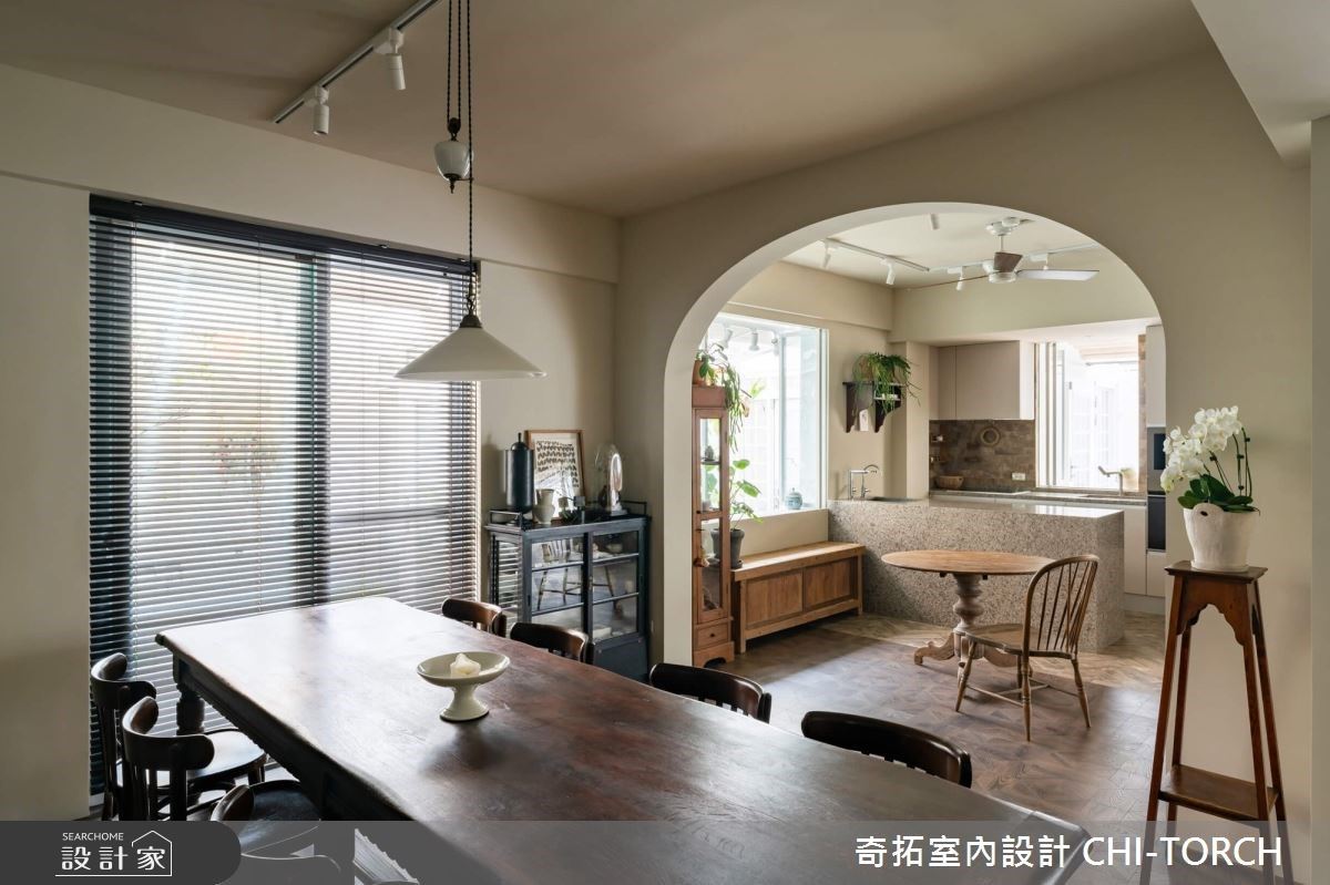 餐區以開放式設計,成為互動交流的空間,親友來也能一起享受用餐、聊天。